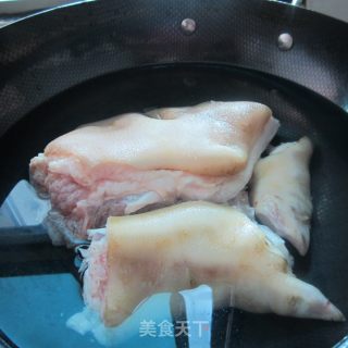 美容佳肴增强皮肤弹性------干蒸猪蹄的做法步骤：2