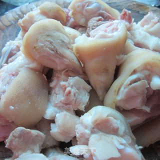 美容佳肴增强皮肤弹性------干蒸猪蹄的做法步骤：3
