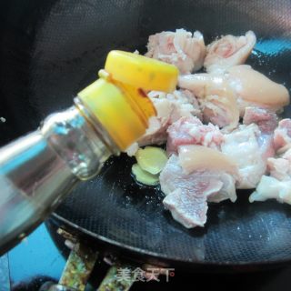 美容佳肴增强皮肤弹性------干蒸猪蹄的做法步骤：4