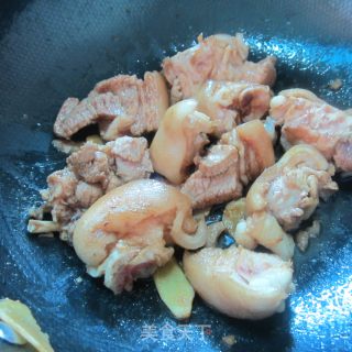 美容佳肴增强皮肤弹性------干蒸猪蹄的做法步骤：5