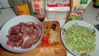 腊鸭腿焖毛豆的做法步骤：1