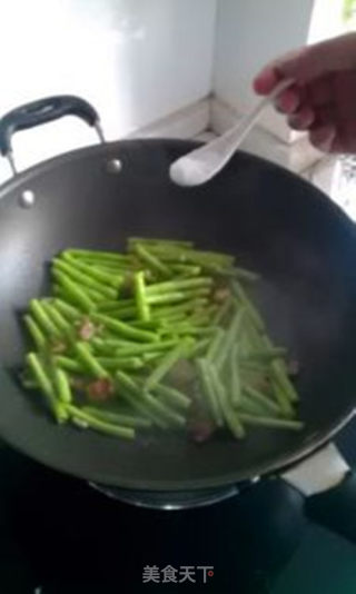 西班牙火腿肉炒豆角的做法步骤：6