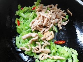 苦瓜炒肉的做法步骤：7
