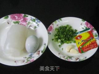 辣味皮蛋拌粉皮的做法步骤：1