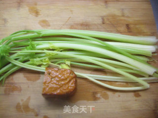素炒芹菜香干—上班族的快手菜的做法步骤：1