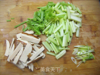 素炒芹菜香干—上班族的快手菜的做法步骤：2