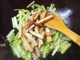 素炒芹菜香干—上班族的快手菜的做法步骤：6
