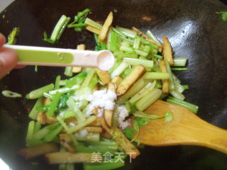 素炒芹菜香干—上班族的快手菜的做法步骤：9