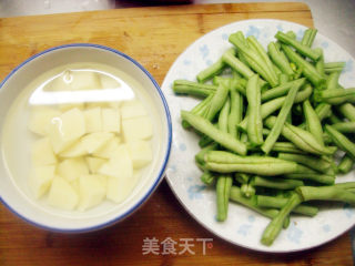 酱焖豆角土豆的做法步骤：1
