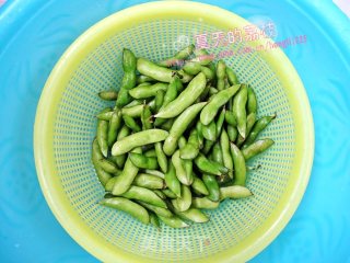 【荔枝】夏天不可或缺的下酒小菜－盐煮毛豆的做法步骤：1