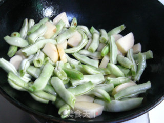 土豆豆角炖粉条的做法步骤：3
