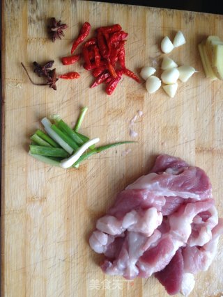 豇豆烧肉的做法步骤：1