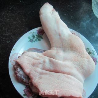 黑豆豉蒸猪蹄的做法步骤：1