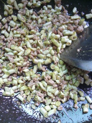 家常小菜——烂肉豇豆的做法步骤：6