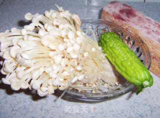 把营养美味卷起来----苦瓜培根金针菇卷的做法步骤：1