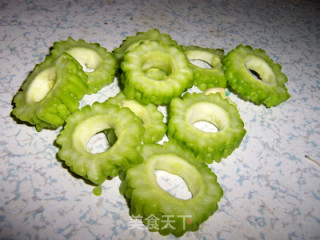 把营养美味卷起来----苦瓜培根金针菇卷的做法步骤：2