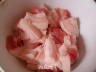 豆腐干炒五花肉的做法步骤：1
