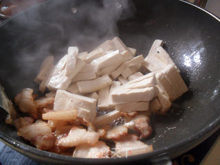 豆腐干炒五花肉的做法步骤：4
