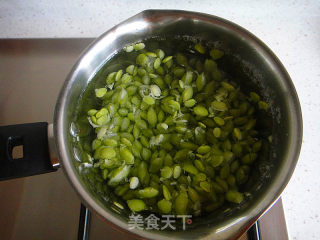 丝瓜炒毛豆的做法步骤：2