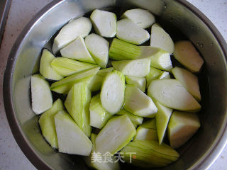 丝瓜炒毛豆的做法步骤：3