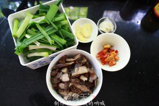 青蒜炒腊肉的做法步骤：3