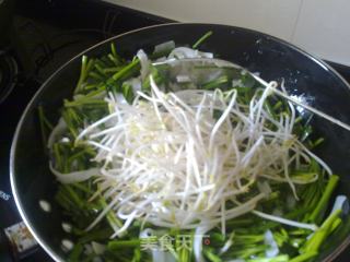韭菜豆芽炒果条的做法步骤：9