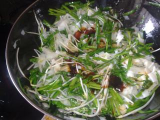 韭菜豆芽炒果条的做法步骤：10