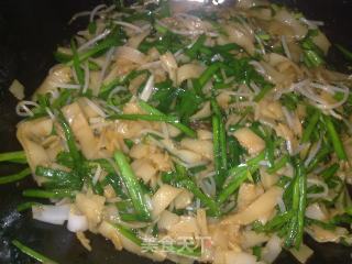 韭菜豆芽炒果条的做法步骤：11