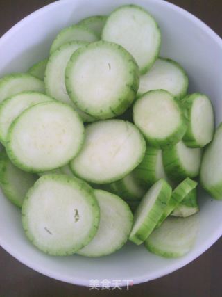 家常小菜——鸡蛋炒丝瓜的做法步骤：1