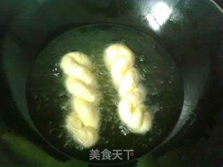 蜂蜜软麻花——街头热门小吃轻松做的做法步骤：6