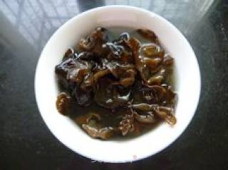 爽脆可口的凉拌黑木耳的做法步骤：1