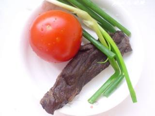 熏牛肉烧番茄的做法步骤：1