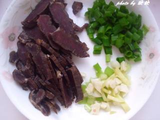 熏牛肉烧番茄的做法步骤：3