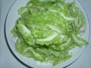 苦瓜炒肉丝的做法步骤：1
