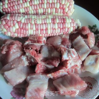 玉米排骨汤－－－粗粮细吃提高营养的做法步骤：1