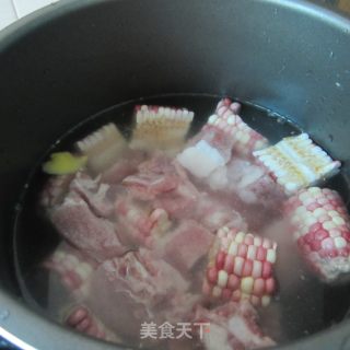 玉米排骨汤－－－粗粮细吃提高营养的做法步骤：3