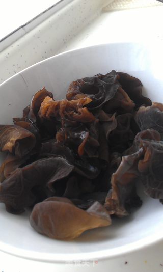 夏日清凉~营养蒸木耳的做法步骤：1