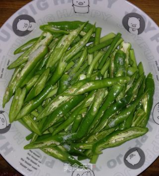 蒜苔香辣鸡翅的做法步骤：1