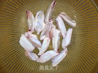 蒜苔香辣鸡翅的做法步骤：3