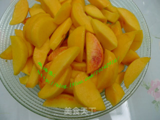 自制黄桃罐头的做法步骤：2