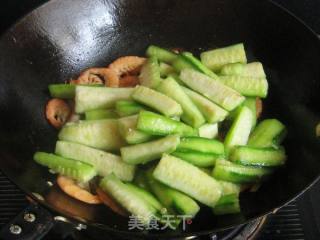 丝瓜干煸杂虾的做法步骤：6