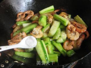 丝瓜干煸杂虾的做法步骤：7