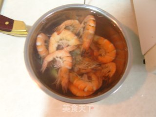 中西合璧的夏日懒人菜——大虾沙律的做法步骤：1