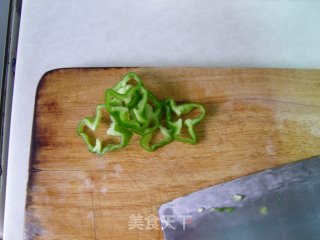 中西合璧的夏日懒人菜——大虾沙律的做法步骤：2