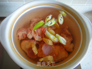 黄豆玉米炖蹄髈的做法步骤：3