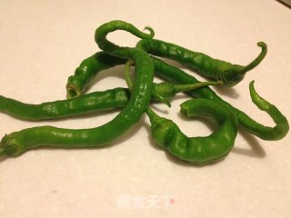 醋溜虎皮尖椒的做法步骤：1