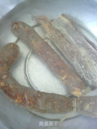 家常小炒——香肠炒蒜薹的做法步骤：1