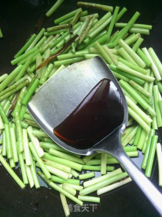 家常小炒——香肠炒蒜薹的做法步骤：6