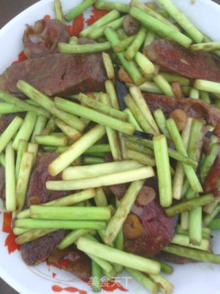 家常小炒——香肠炒蒜薹的做法步骤：8