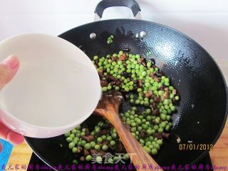 炒豌豆的做法步骤：5